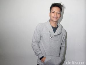 Lihat Perut Six Pack Randy Pangalila, Luna Maya Mundur Teratur Lihat Perut Six Pack Randy Pangalila, Luna Maya Mundur Teratur