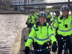 Polisi Bersepeda di Perth Populer Diajak Selfie