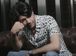 Bunyi High Heels dan Makan Seafood Bareng Ibunda Jadi Kenangan Manis Reza Rahadian