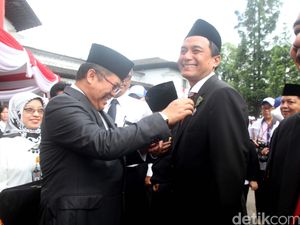 Tanda Jasa untuk 48 Pahlawan Industri Postel