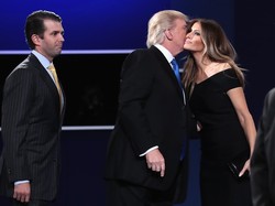 Melania Trump Pakai Gaun Rp 34 Juta Saat Debat Capres AS