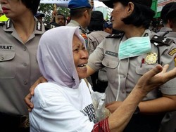 Ibu-ibu Nangis Tersedu-sedu Ketika Bukit Duri Diratakan dengan Tanah