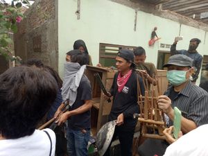 Saat Seniman Menolak Penggusuran di Bukit Duri dengan Memainkan Musik Saat Seniman Menolak Penggusuran di Bukit Duri dengan Memainkan Musik