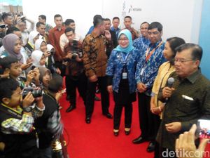 Saat JK Dicegat Wartawan Cilik di Hari Listrik Nasional