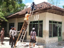 Polisi Perbaiki Rumah dan Kandang Sapi yang Tertimpa Tabung Roket Falcon 9