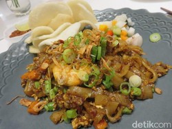 AMKC Atelier: Menyantap Kwetiau Udang Kerang dan Martabak Cake di Gourmet Eatery