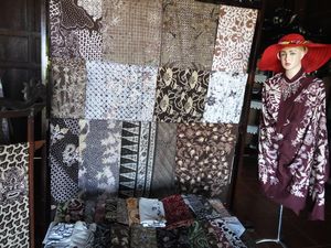 Wisata Oleh-oleh Batik dan Kopi Banyuwangi Ala Iriana Jokowi