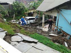 Talud di Belakang Sekolah Longsor, Puluhan Murid TK di Semarang Dievakuasi SAR
