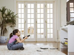 Ya Ampun Bun! Bocah Ini dengan Santainya Nonton TV Ditemani Piton