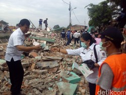Puskesmas Bukit Duri Bagikan Masker ke Warga di Lokasi Penggusuran