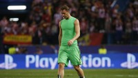Manuel Neuer tertunduk lesu usai dikalahkan Atletico Madrid. Sergio Perez/Reuters/detikFoto.