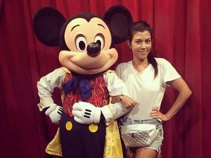 Kourtney Kardashian Ikut Populerkan Lagi Kejayaan Tas Pinggang