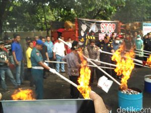 Musnahkan Ribuan Botol Miras, Wakil Menkeu: Ini untuk Lindungi Produk Lokal Musnahkan Ribuan Botol Miras, Wakil Menkeu: Ini untuk Lindungi Produk Lokal