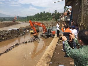Jokowi Minta Kapolri Tindak Perusak Hutan yang Sebabkan Banjir di Garut