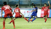 Pemain Jabar yang mendapat pengawalan ketat melepaskan tendangan keras dengan kaki kanannya.