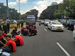 Buruh Demo Pindah dari Balai Kota DKI ke Bundaran Patung Kuda, Lalin Padat