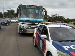 Polisi Kawal Massa Buruh yang Bergerak dari Bogor ke Jakarta untuk Demo