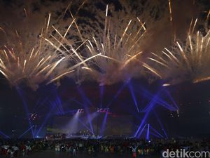 Pesta Kembang Api Tutup PON XIX Pesta Kembang Api Tutup PON XIX
