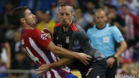 Gabi berebut bola dengan Franck Ribery dalam pertandingan Grup D Liga Champions yang dihelat di Vicente Calderon, Madrid, Kamis (29/9/2016) dinihari WIB. Sergio Perez/Reuters/detikFoto.