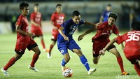 Para pemain Sulawesi Selatan berusaha menghentikan serangan Jawa Barat.
