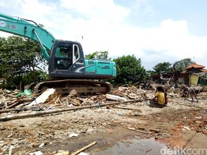 Penggusuran Dilanjutkan, Petugas Bongkar Rumah dengan Cara Manual Penggusuran Dilanjutkan, Petugas Bongkar Rumah dengan Cara Manual