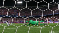 Gawang Bayern Munich kebobolan di menit ke-35. Gawang yang dikawal Neuer dibobol oleh Yannick Carrasco. Paul Hanna/Reuters/detikFoto.