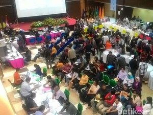 Sudah Malam, Ratusan Pendaftar Tax Amnesty Masih Padati Kantor Pajak