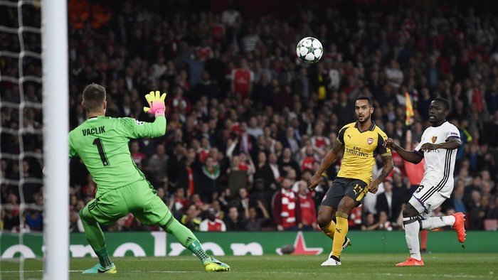Dua Gol Walcott Antar Arsenal Tundukkan Basel