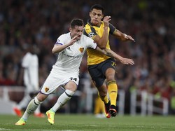 Kenapa Arsenal Pakai Jersey Tandang Saat Menjamu Basel?