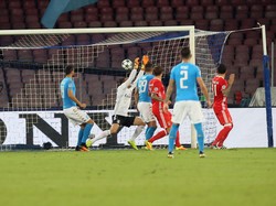 Napoli Benamkan Benfica 4-2