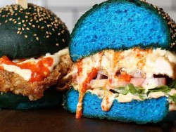 Setelah Tren Burger Hitam, Kini Ada Mutant Burger yang Berwarna Biru!