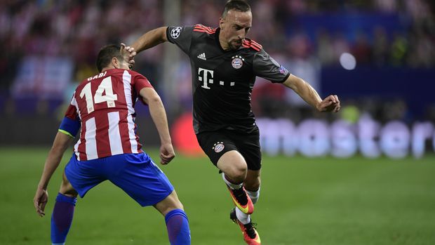 Atletico Madrid's midfielder Gabi (L) vies with Bayern Munich's French forward Franck Ribery during the UEFA Champions League Group D football match Club Atletico de Madrid vs FC Bayern Munich at the Vicente Calderon stadium in Madrid on September 28, 2016. / AFP PHOTO / JAVIER SORIANO
