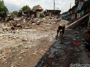 Sehari Usai Digusur, Warga Bukit Duri Punguti Puing Bangunan Sehari Usai Digusur, Warga Bukit Duri Punguti Puing Bangunan