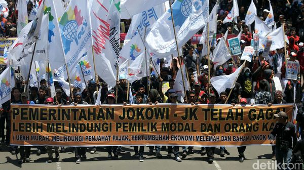 Ribuan Buruh Turun ke Jalan