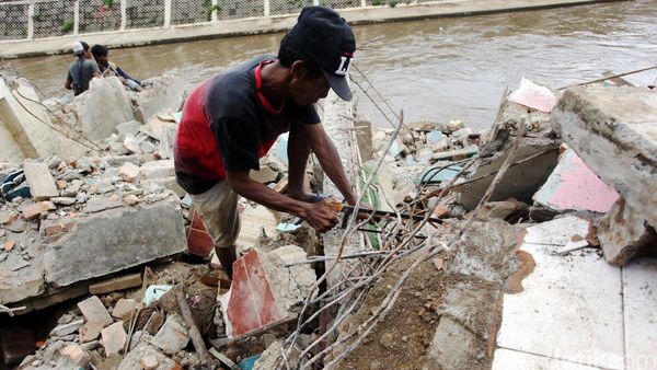 Mengais Rezeki di Reruntuhan Bukit Duri