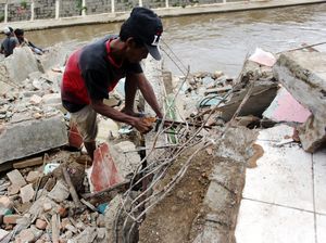 Mengais Rezeki di Reruntuhan Bukit Duri Mengais Rezeki di Reruntuhan Bukit Duri