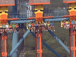 Ekstrem! Meluncur dari Ketinggian 2 Kali Patung Liberty