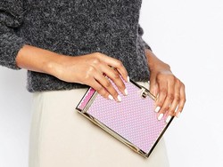 5 Clutch Berbentuk Boks yang Glamour Hingga Unik untuk Pesta