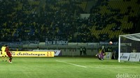 Hingga babak tambahan kelar tak ada gol tercipta, laga lanjut hingga babak tos-tosan. 