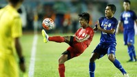 Pemain Jabar melakukan tendangan salto.