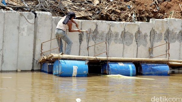 Pembangunan Turap di Bukit Duri