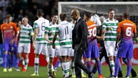 Para pemain saling berjabat. Dengan hasil imbang ini, City menempati posisi kedua di klasemen Grup C dengan perolehan empat poin dari dua laga. Sementara Celtic berada di posisi ketiga dengan satu poin. Lee Smith/Reuters/detikFoto.