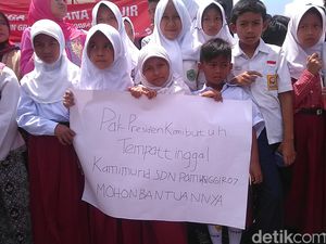 Suara Siswa-siswi SD Korban Banjir Bandang Garut saat Dikunjungi Jokowi