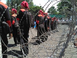 Ratusan Buruh Tiba di Istana, Jl Medan Merdeka Barat Ditutup