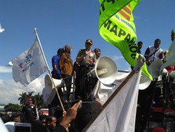 Temui Buruh, Kapolda Metro Jaya Naik ke Mobil Orasi