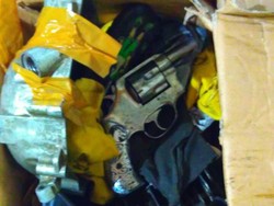 Petugas Kargo Bandara Sentani Gagalkan Penyelundupan Senpi ke Semarang