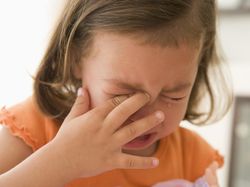 Mengapa Bayi Menangis Saat Bangun Tidur dan di Malam Hari?