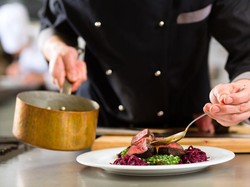 Kalau Mampir ke Restoran Lain, Hal-hal Inilah yang Diperhatikan Chef (2)