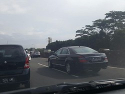 Tanpa Sirine Meraung, RI 1 Jokowi Melintas di Tengah Kemacetan di Tol Cibubur