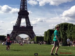 Sudah Nggak Zaman Selfie, Traveler Ini Moonwalk Keliling Eropa